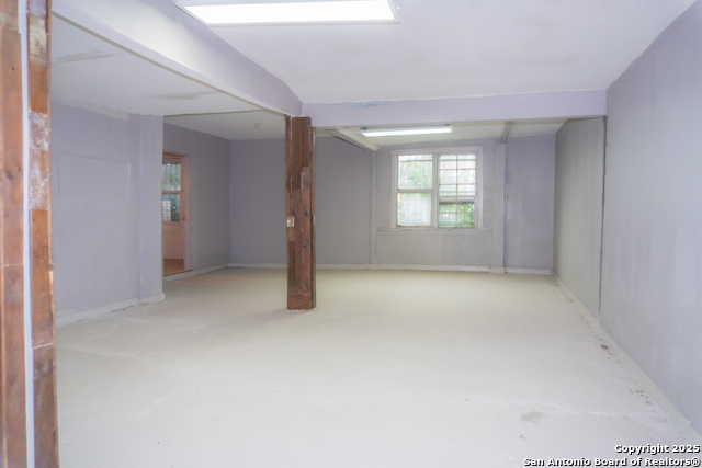 Image 17 of 20 For 905 Ruiz  