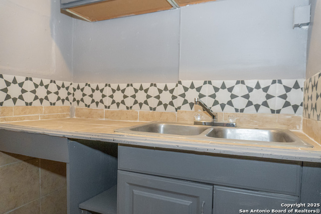 Image 9 of 20 For 905 Ruiz  
