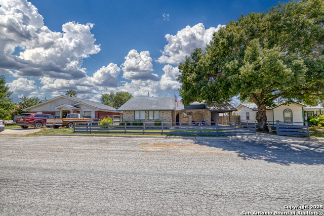 Details for 121 Rio Grande, Uvalde, TX 78801