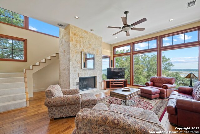 Listing photo id 10 for 169 Shores Point