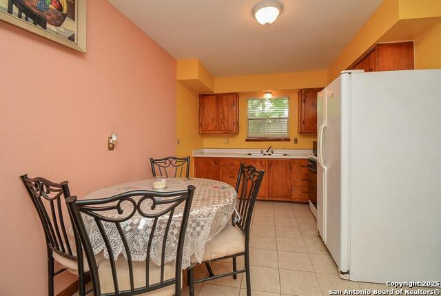 Listing photo id 4 for 6646 1-2 Lodge