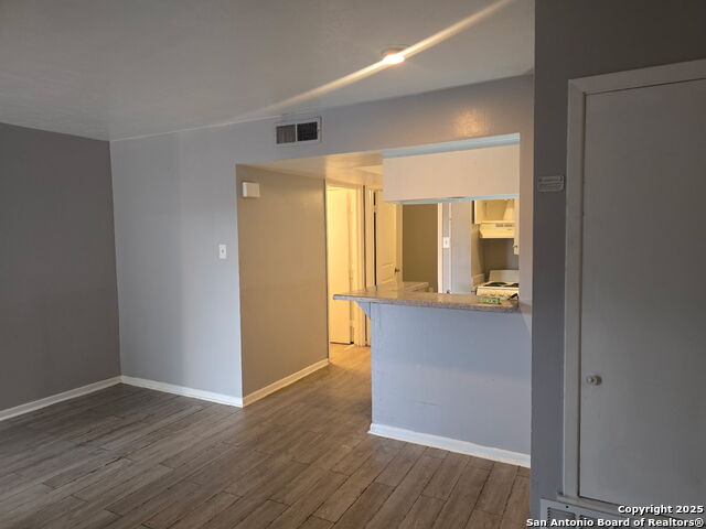 Listing photo id 0 for 170 De Chantle  Apt 7
