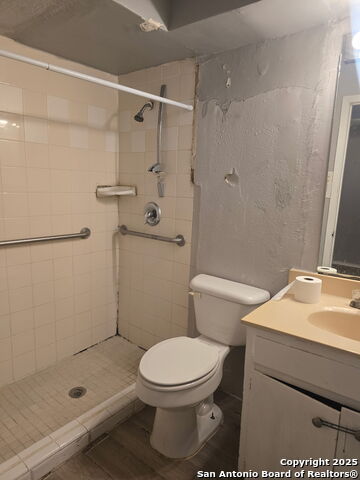Listing photo id 3 for 170 De Chantle  Apt 7