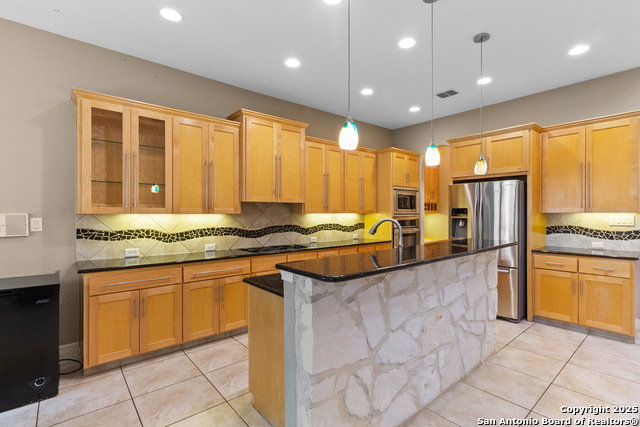 Listing photo id 5 for 3439 Monterrey Oak