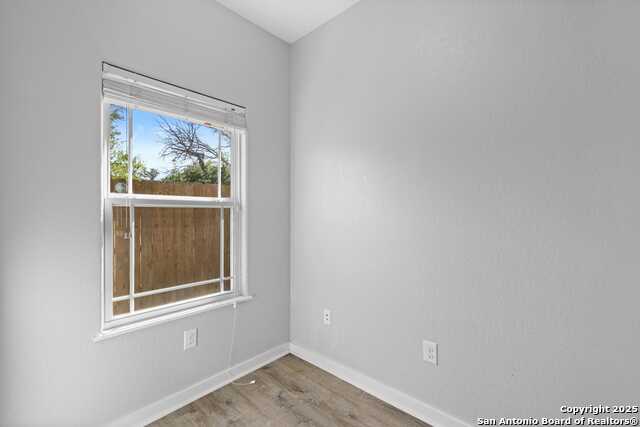 Listing photo id 10 for 100 Jasper Ln