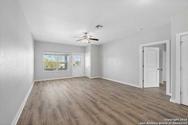 Listing photo id 11 for 100 Jasper Ln