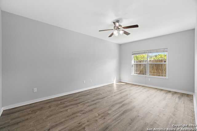 Listing photo id 12 for 100 Jasper Ln