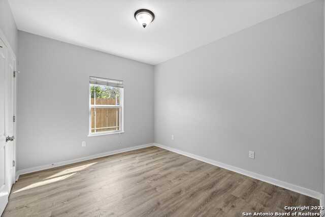 Listing photo id 17 for 100 Jasper Ln