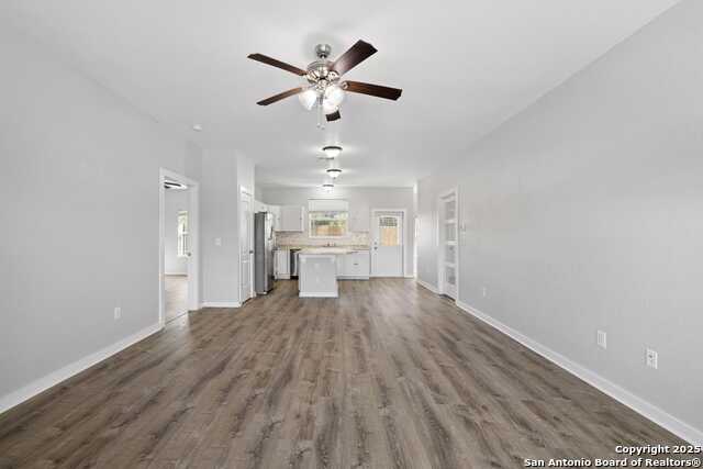 Listing photo id 7 for 100 Jasper Ln