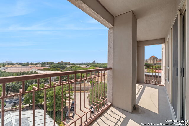 Listing photo id 8 for 1 Towers Park Ln 711