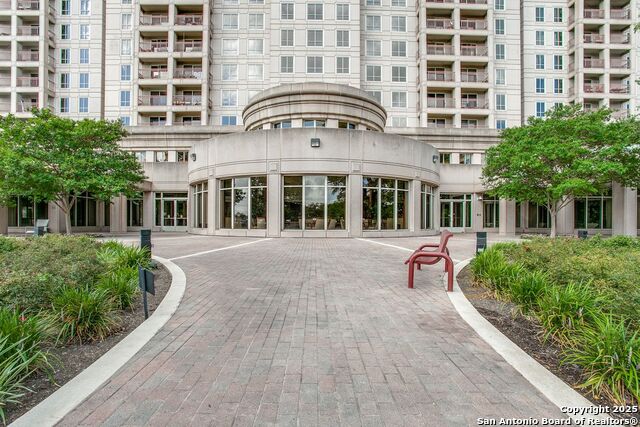 Listing photo id 29 for 1 Towers Park Ln 711