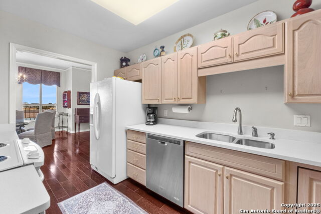 Listing photo id 3 for 1 Towers Park Ln 711