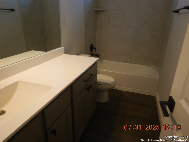 Listing photo id 14 for 6951 Hallie Loop
