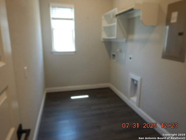 Listing photo id 15 for 6951 Hallie Loop
