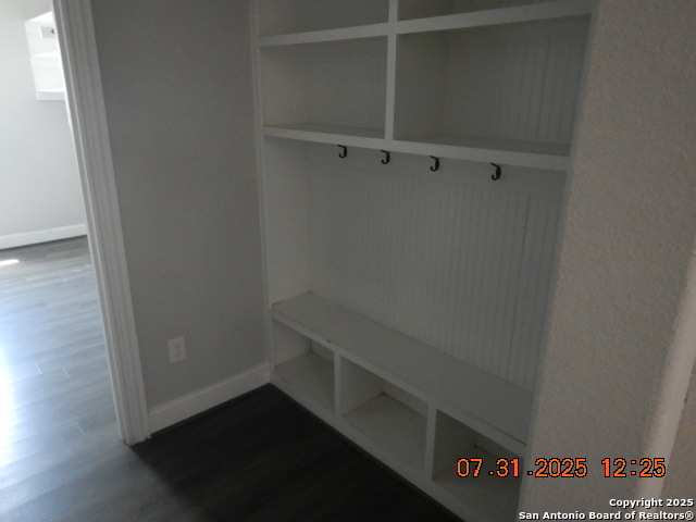 Listing photo id 18 for 6951 Hallie Loop