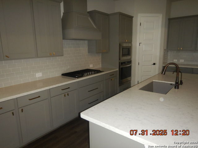 Listing photo id 3 for 6951 Hallie Loop
