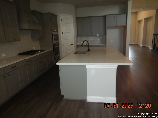 Listing photo id 4 for 6951 Hallie Loop