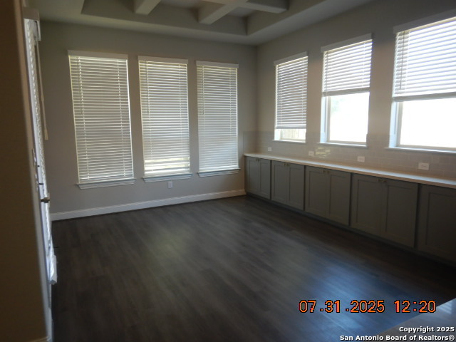 Listing photo id 5 for 6951 Hallie Loop
