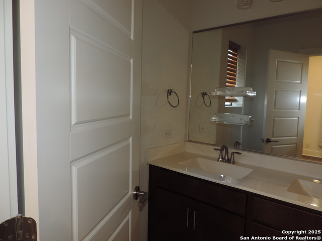 Image 18 of 33 For 425 Mistletoe Ave E 400