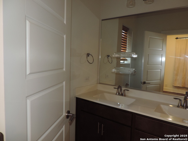 Image 19 of 33 For 425 Mistletoe Ave E 400