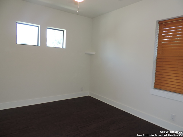 Image 20 of 33 For 425 Mistletoe Ave E 400