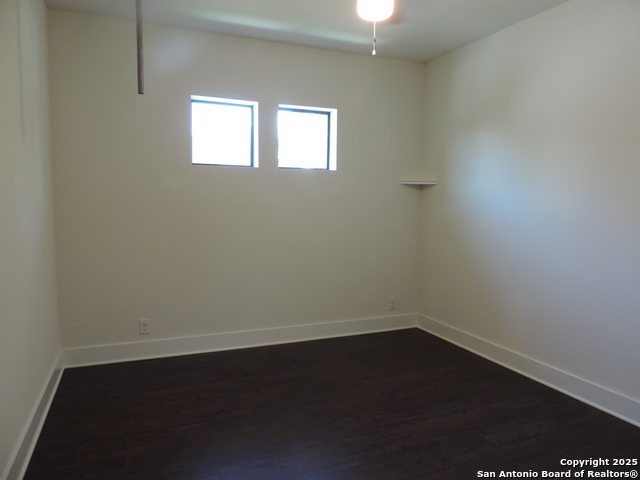 Image 22 of 33 For 425 Mistletoe Ave E 400