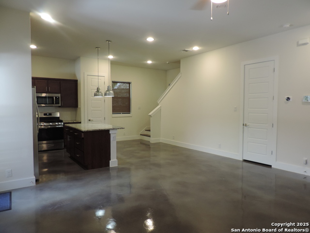 Image 6 of 33 For 425 Mistletoe Ave E 400