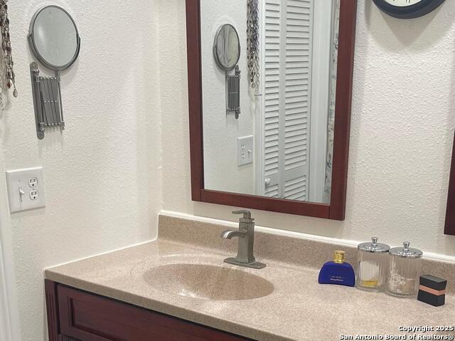 Listing photo id 12 for 8002 Valley Trails St