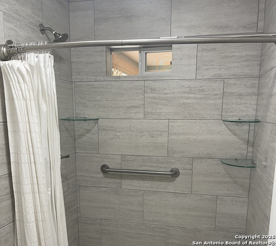 Listing photo id 13 for 8002 Valley Trails St