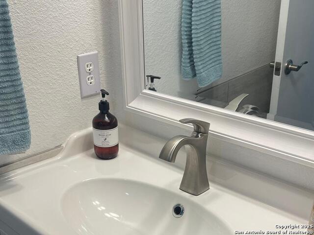 Listing photo id 16 for 8002 Valley Trails St