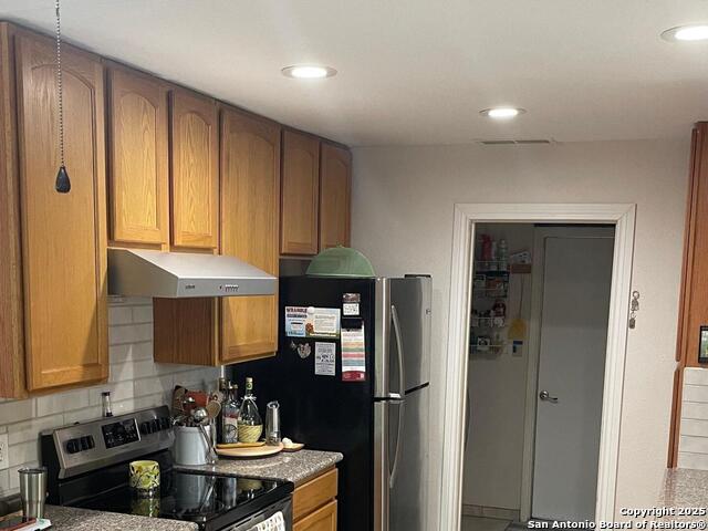 Listing photo id 28 for 8002 Valley Trails St