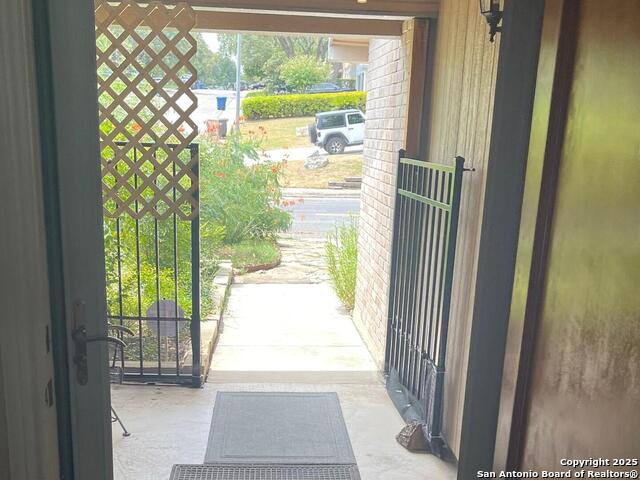 Listing photo id 2 for 8002 Valley Trails St