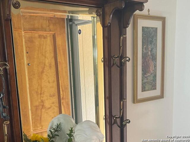 Listing photo id 3 for 8002 Valley Trails St