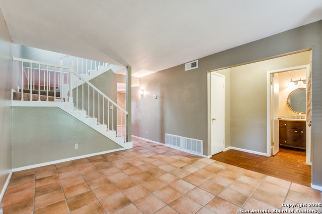 Image 3 of 25 For 6106 Vance Jackson  46