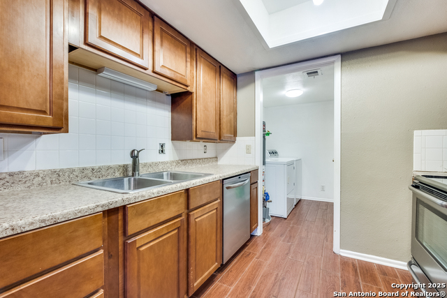 Image 8 of 25 For 6106 Vance Jackson  46