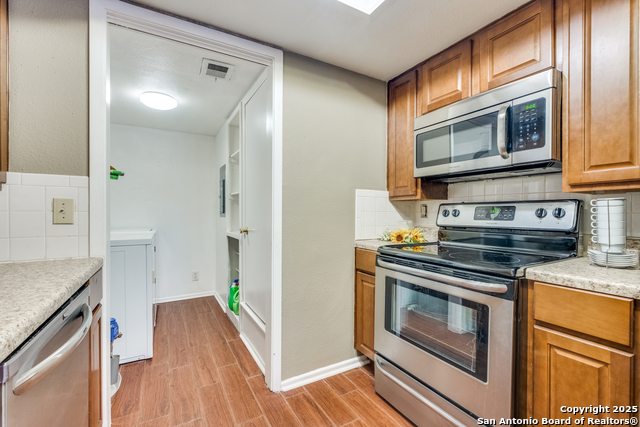 Image 9 of 25 For 6106 Vance Jackson  46