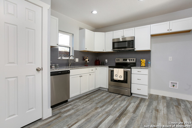 Image 10 of 15 For 129 Torrey St E