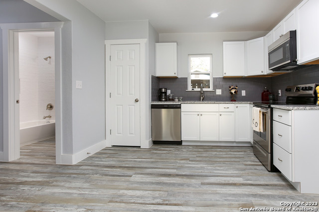 Image 11 of 15 For 129 Torrey St E