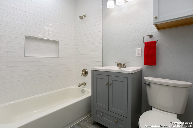 Image 14 of 15 For 129 Torrey St E