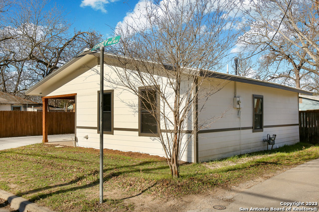 Image 3 of 15 For 129 Torrey St E