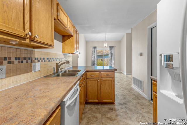 Listing photo id 9 for 4370 Knollshire