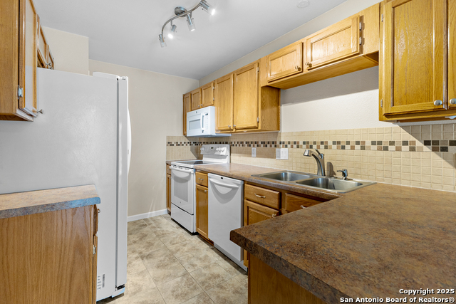 Listing photo id 11 for 4370 Knollshire