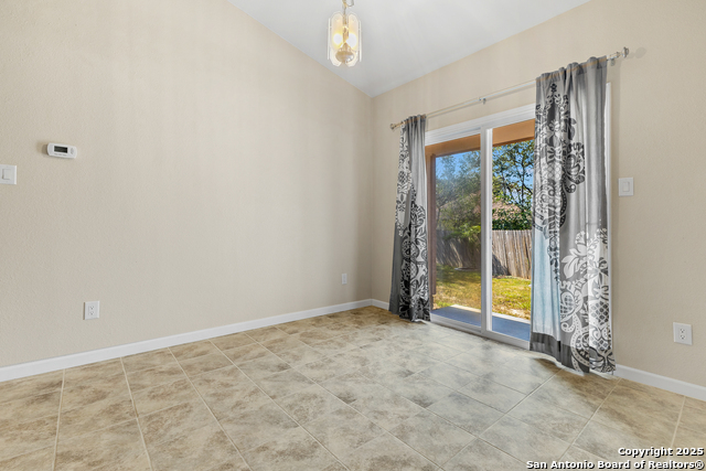Listing photo id 5 for 4370 Knollshire