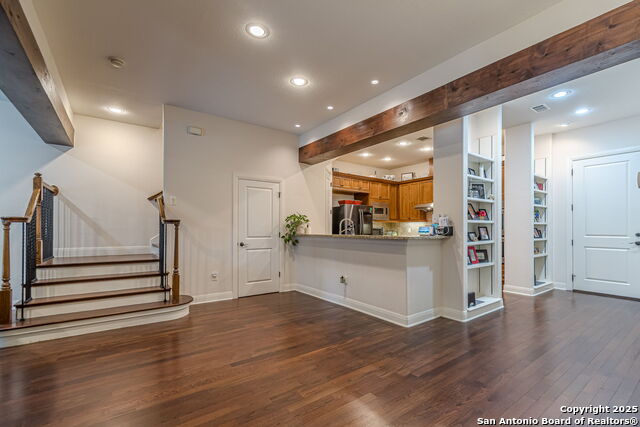 Listing photo id 30 for 519 Circle  