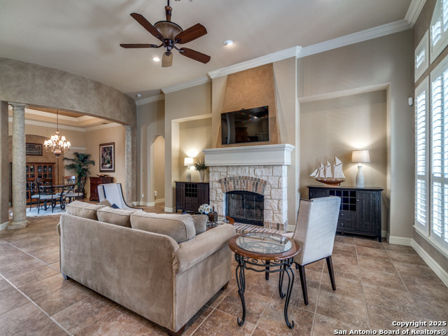 Listing photo id 3 for 130 Hampton Wy