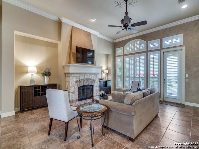Listing photo id 4 for 130 Hampton Wy
