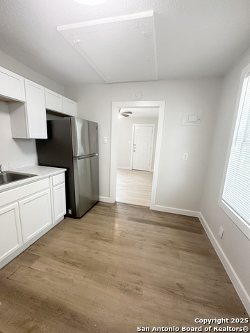 Image 3 of 9 For 527 Bee  