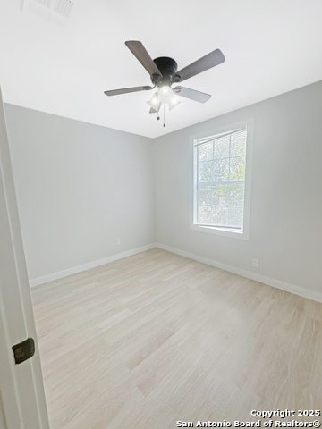 Image 7 of 9 For 527 Bee  