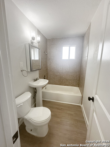 Image 8 of 9 For 527 Bee  