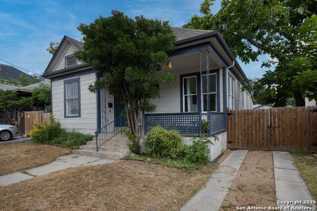 Image 3 of 26 For 509 Mistletoe Ave W